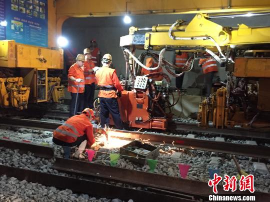 九景衢铁路江西段长钢轨锁定工作启动 预计明年11月通车