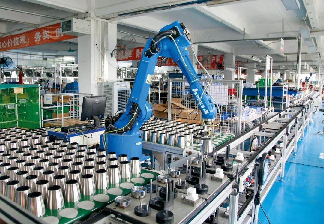 小熊工厂里的半自动化生产线正在生产家用绞肉机,这条加入了机械臂的